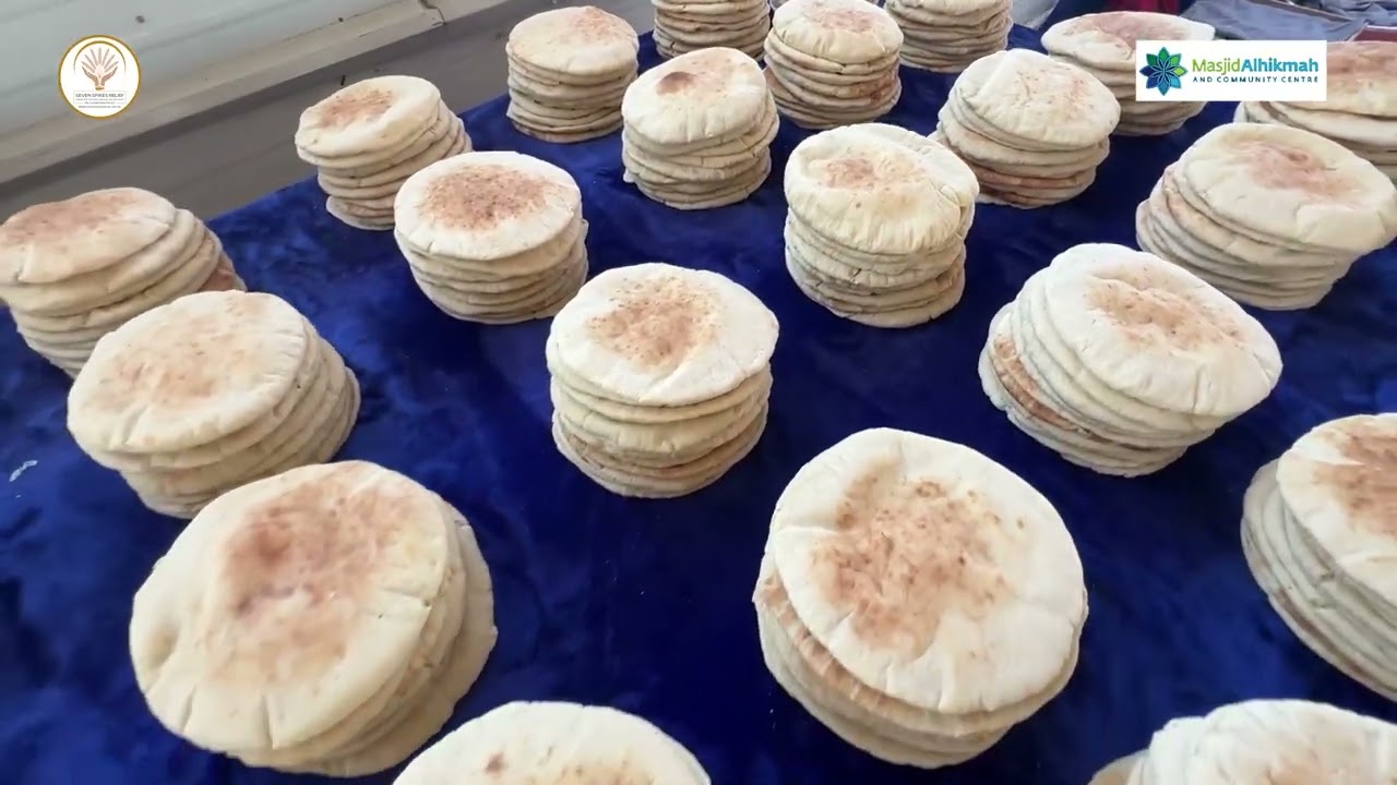 Bread Distribution (32) to the Displaced Families in Gaza thanks to Masjid Alhikma